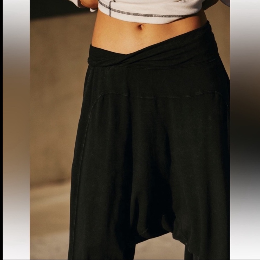NWOT🎉 RARE! FP Movement Free People Hot Shot Harem Pants Black Large Athleisure - Picture 2 of 11